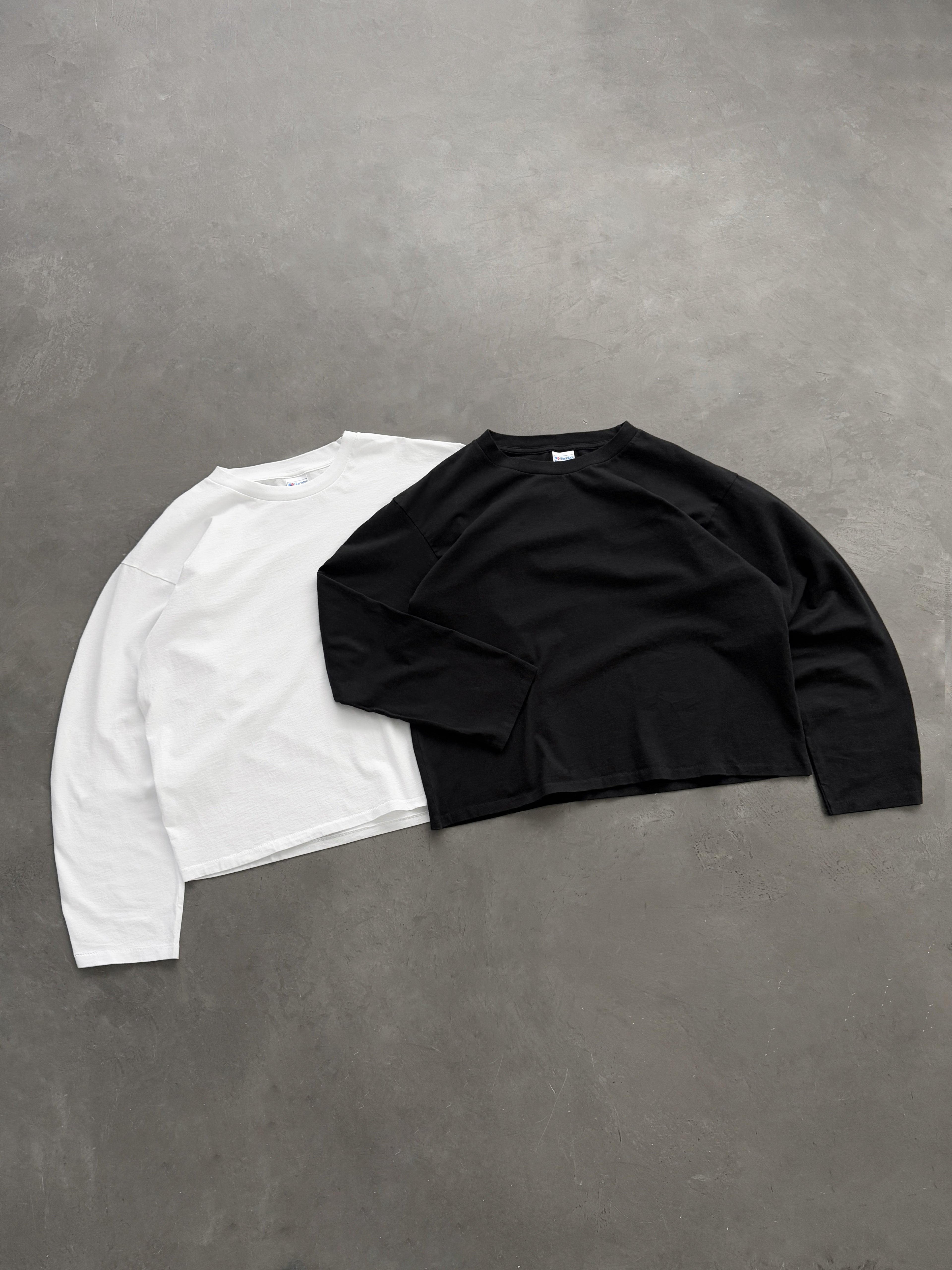 LONG SLEEVE “CHAIN PEEKER” SINGLE STITCHED TEE - BLACK