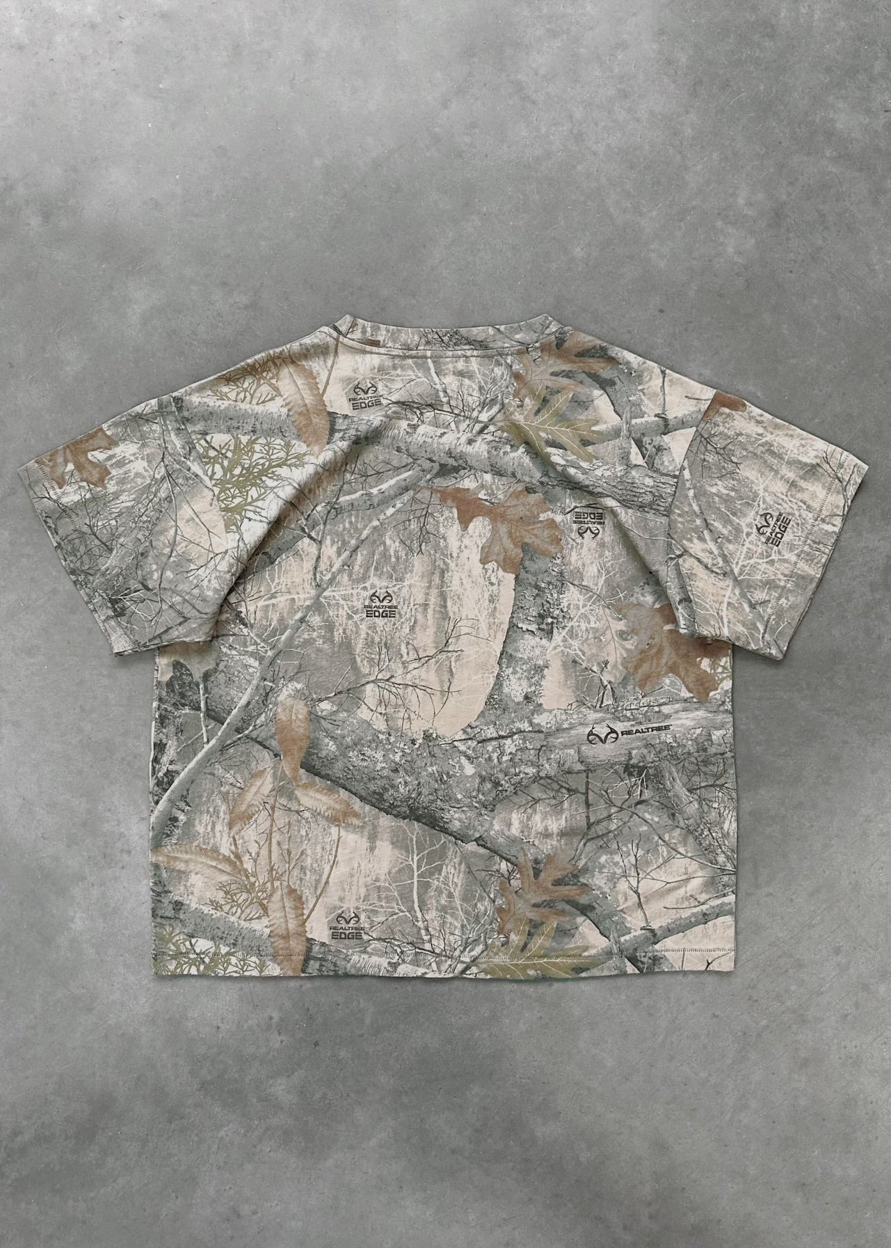 "CHAIN PEEKER" SINGLE STITCHED TEE - REALTREE® CAMO
