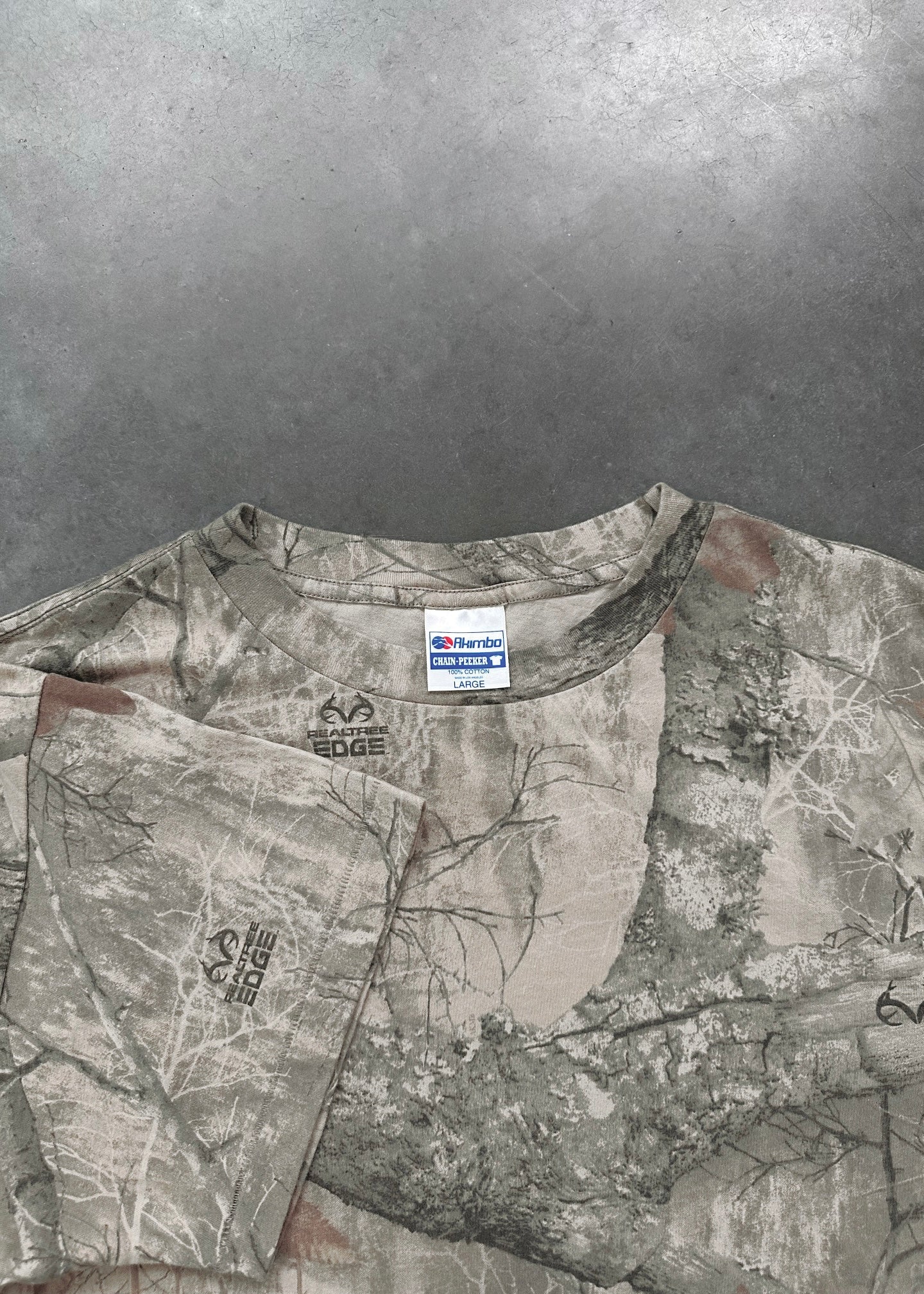 "CHAIN PEEKER" SINGLE STITCHED TEE - REALTREE® CAMO