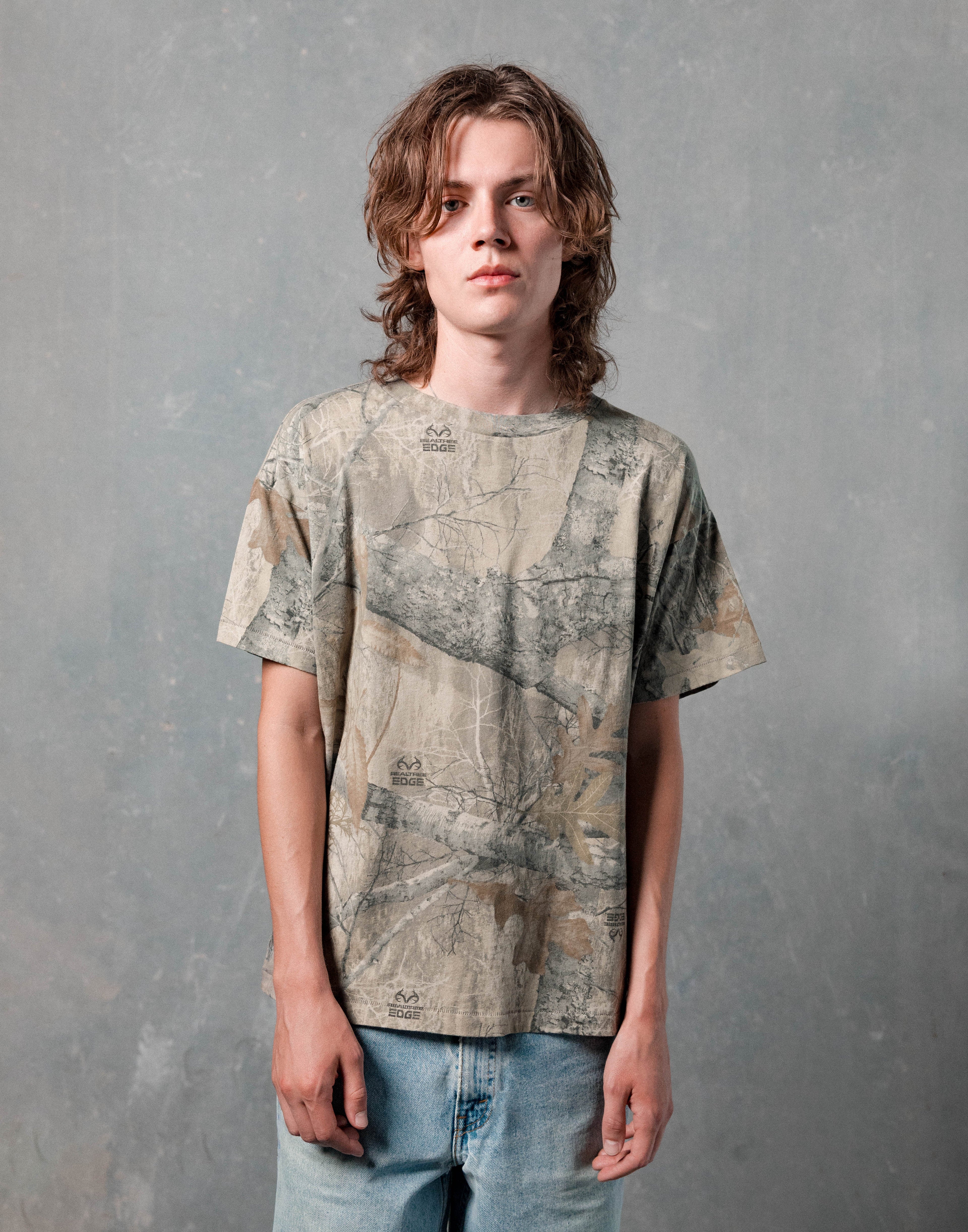 "CHAIN PEEKER" SINGLE STITCHED TEE - REALTREE® CAMO
